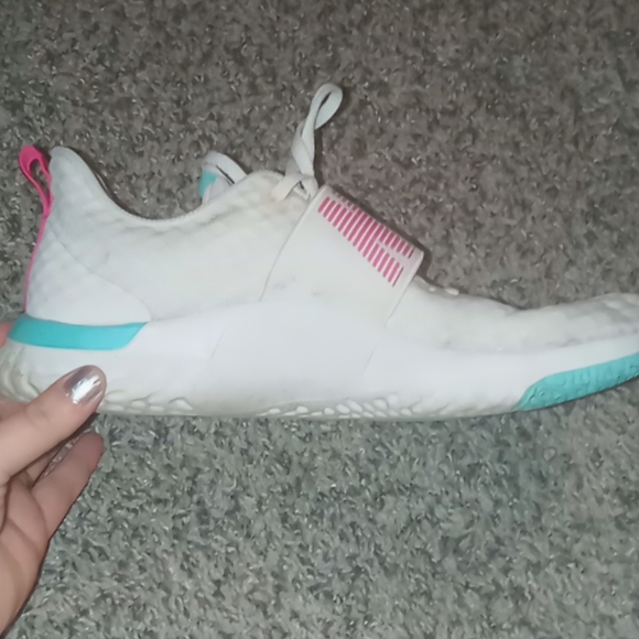 Tennis shoes - Picture 4 of 6